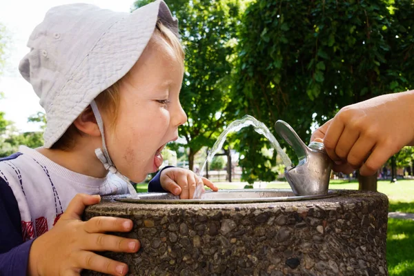 Niño Bebiendo Una Fuente Agua Parque — Foto de Stock