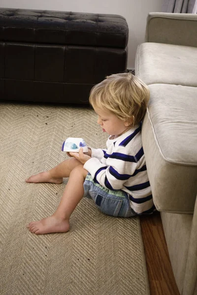 Eenzame Kleine Jongen Zittend Tapijt Thuis Met Kom Hand — Stockfoto