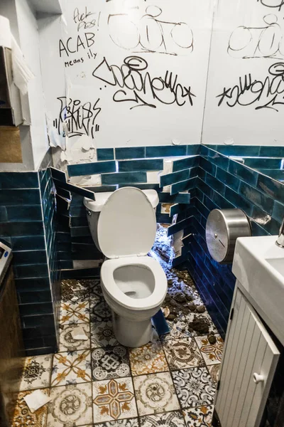 Schmutzige Unhygienische Toilettenschüssel Mit Kaputter Wand Auf Öffentlicher Toilette — Stockfoto