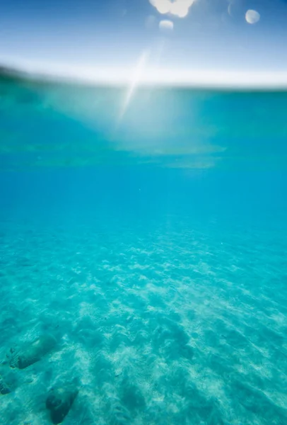 Unterwasser Ansicht Des Blauen Meeres Mit Linsenschlag — Stockfoto