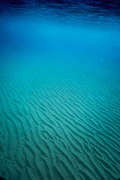 Onderwater Zicht Blauwe Zee Met Geklonken Zand — Stockfoto