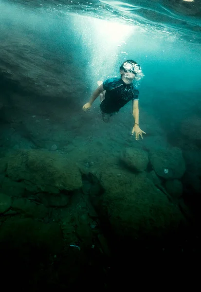 Garçon Portant Masque Plongée Nageant Sous Eau — Photo