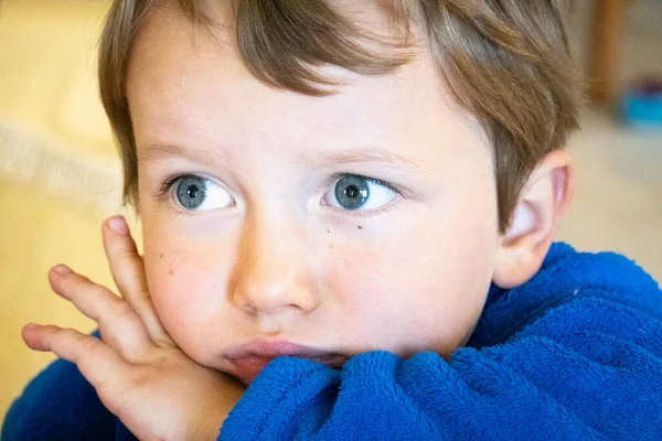 Extreme Close Van Droevige Jongen Kijken Weg — Stockfoto