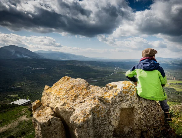 Rear View Boy Sitting Rock Mountain — Stock Photo, Image