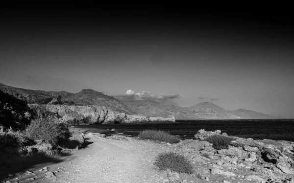 Χωματόδρομος Δίπλα Στη Θάλασσα Ενάντια Στην Οροσειρά — Φωτογραφία Αρχείου