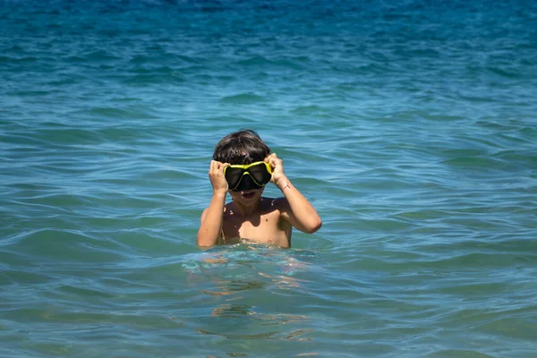 Junge Passt Schwimmbrille Meer — Stockfoto