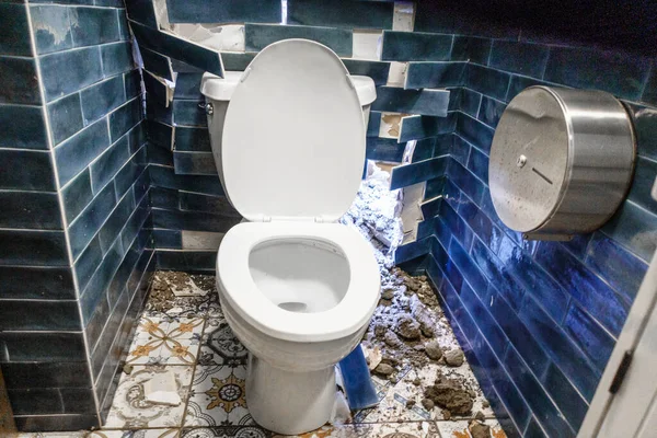 Schmutzige Unhygienische Toilettenschüssel Mit Kaputter Wand Auf Öffentlicher Toilette — Stockfoto