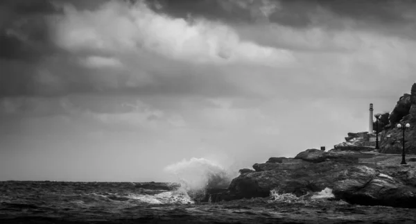Волна Разбивающаяся Скалу Облачном Небе — стоковое фото