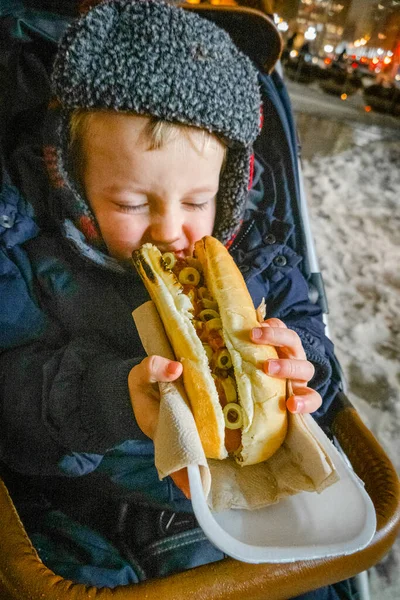 Netter Kleiner Junge Isst Burger Während Kinderwagen Sitzt — Stockfoto