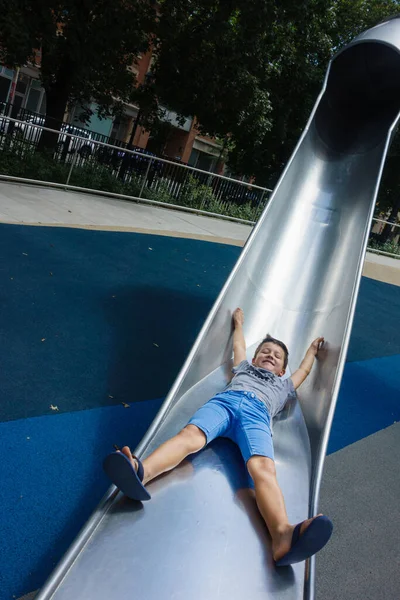 Bermain Anak Laki Laki Bermain Terowongan Slide Taman Umum — Stok Foto