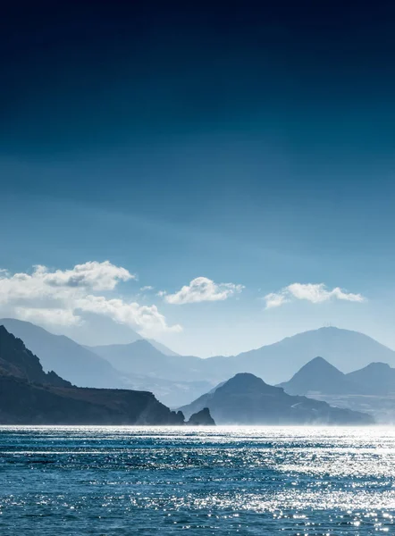 Vista Del Mar Azul Con Montañas Fondo —  Fotos de Stock
