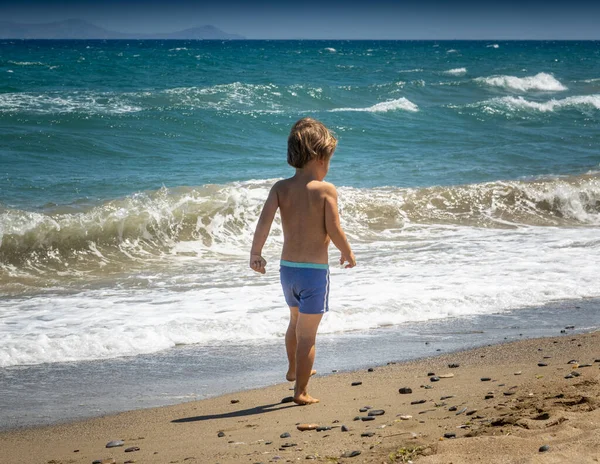 Widok Tyłu Młodego Chłopca Spacerującego Wzdłuż Wybrzeża Plaży — Zdjęcie stockowe