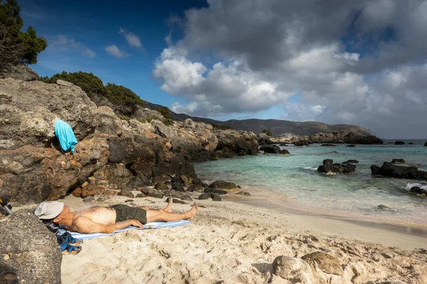 Man Sleeping Beach Hat His Face — Stock Photo, Image