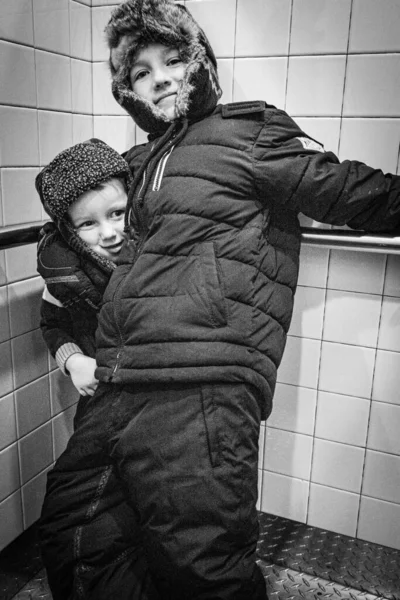 Visão Preto Branco Dois Irmãos Felizes — Fotografia de Stock