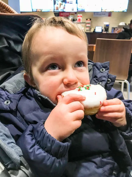 Niño Comiendo Pastel Taza Usando Chaqueta —  Fotos de Stock