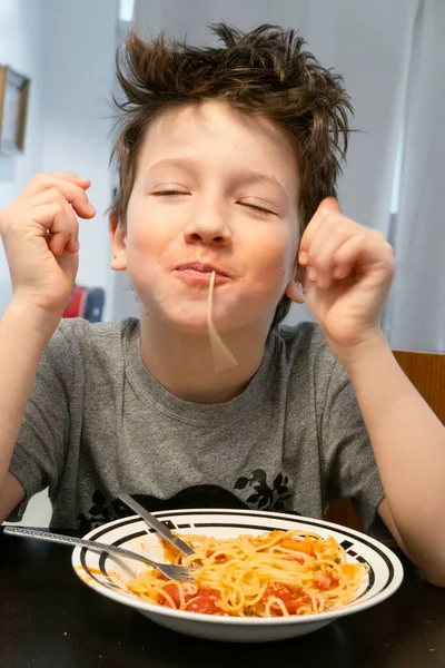 Alegre Menino Comer Macarrão Mesa — Fotografia de Stock