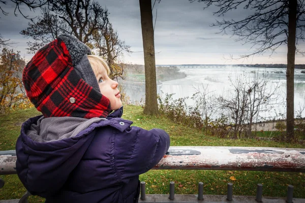 Netter Lächelnder Junge Der Nach Oben Schaut — Stockfoto