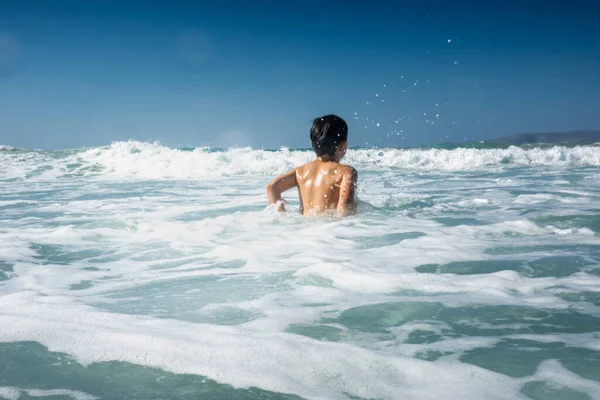 Bakifrån Pojke Badar Havet — Stockfoto