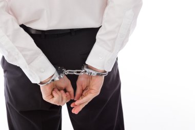 Polisin elinde kelepçe