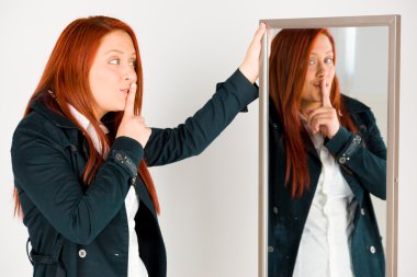 Dudaklar gizli parmağında ile model