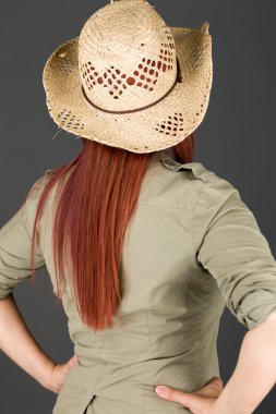 Kalçalarına ile modeli ayakta eller