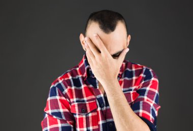 Utanç gizleme yüz el model