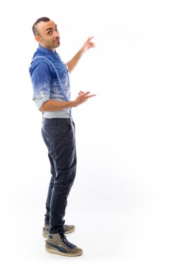 Kameraya bakan bir model