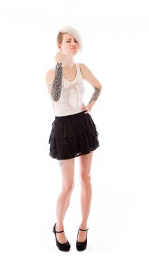 Ona yumruk gösteren model