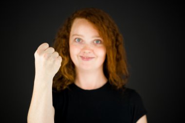 Bir yumruk gösteren model