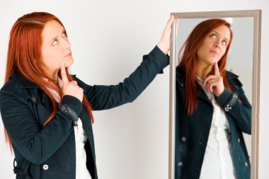 Çene üzerinde el ile modeli düşünme