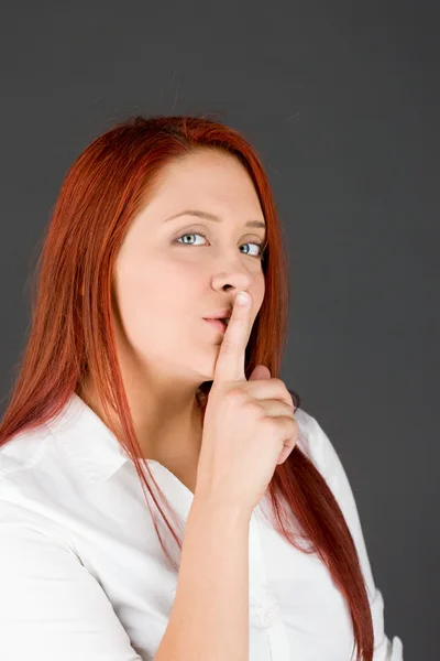 Modell mit Finger auf den Lippen — Stockfoto