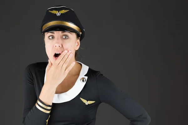Stewardess versteckt ihr Gesicht — Stockfoto