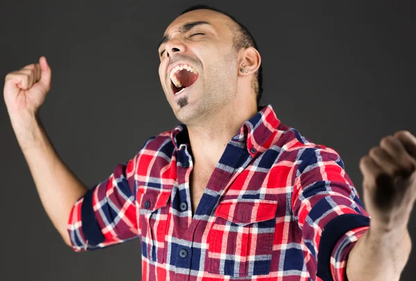 Modelo gritando com punhos para cima — Fotografia de Stock