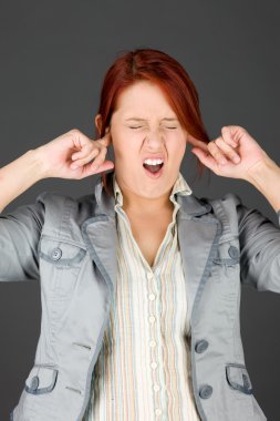 parmak ile kulakları tıkalı modeli