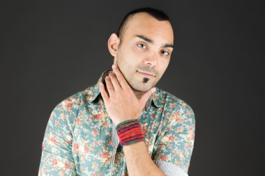 Çene altında el ile modeli düşünme