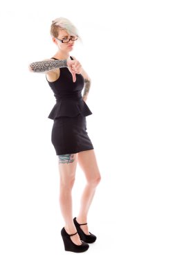 başparmak aşağı gösteren olumsuz model