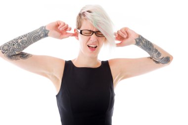 parmak ile kulakları tıkalı modeli