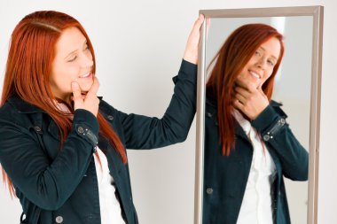 Çene üzerinde el ile modeli düşünme