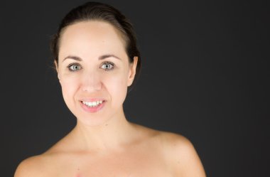 Mutlu modeli gülümseyen