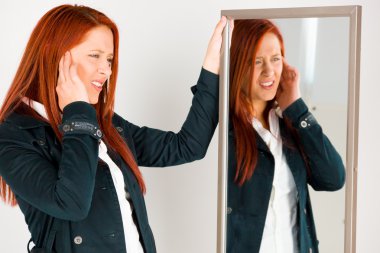 parmak ile kulakları tıkalı modeli