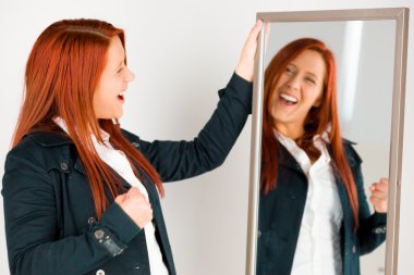 Yumruklar yukarı modeli ile çığlık