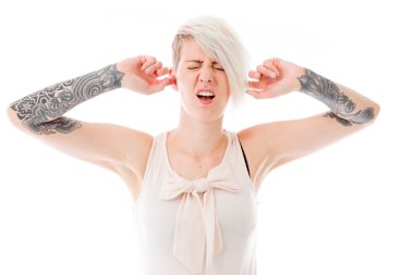 parmak ile kulakları tıkalı modeli