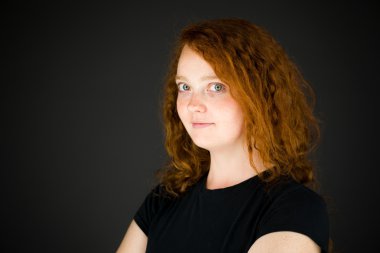Mutlu gülümseyerek model