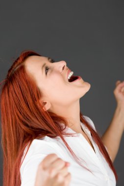 Yumruklar yukarı modeli ile çığlık