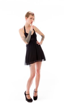 Dudaklarında parmak olan bir kadın.