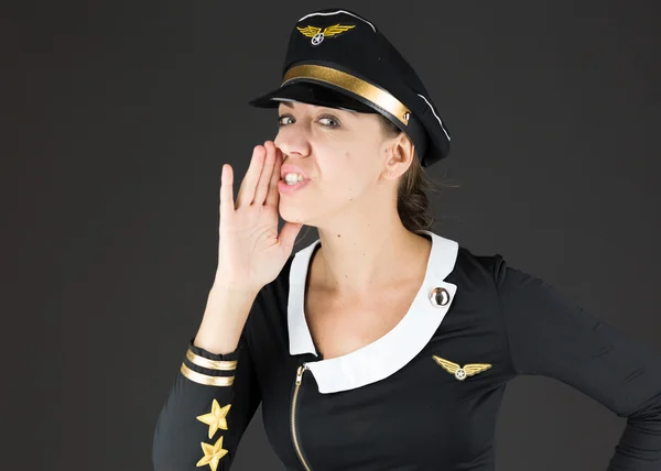 Stewardess ruft jemanden an — Stockfoto