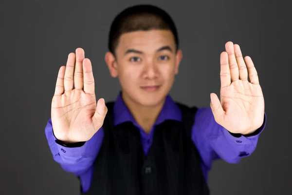 Model gesturing stop tegn med hænder - Stock-foto