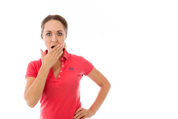 Modell som täcker hennes mun med hand — Stockfoto