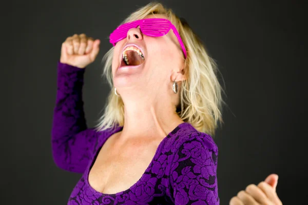 Mulher gritando com os punhos para cima — Fotografia de Stock
