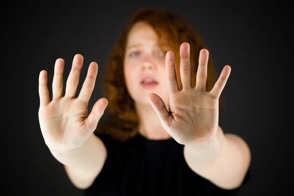 Modell gestikuliert Stoppschild mit beiden Händen — Stockfoto